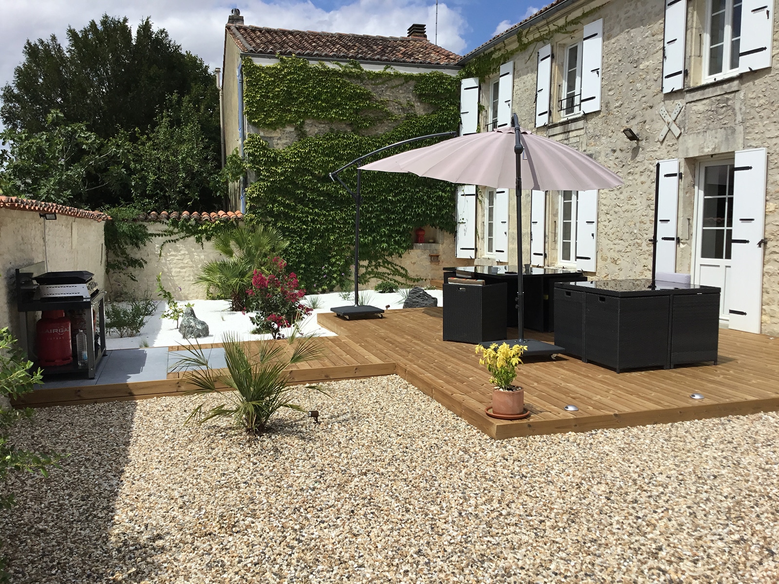 Aménagement d'une terrasse et de la cour d'une maison - Lantana Paysage