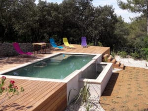 Installation d’une piscine à débordement et d’une terrasse en bois à Nîmes, Gard (30) - Lantana Bellerive Jardin