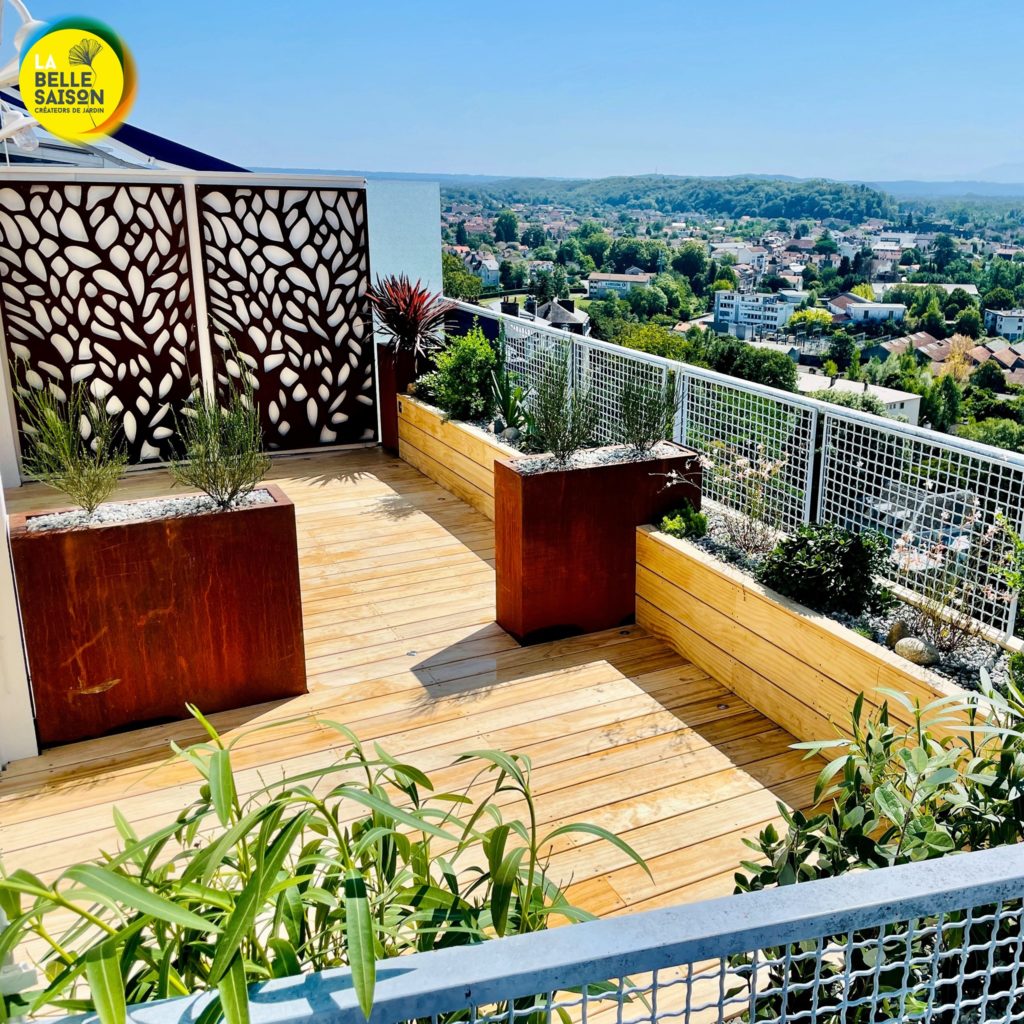 Vision globale / Après - Installation d’une terrasse sur-mesure en bois d’Accoya, Lantana La Belle Saison à Pau, Nousty, Pyrénées-Atlantiques (64)
