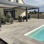Réalisation Lantana Paysage Beaune - Cornuet Paysage, aménagement de plage piscine avec terrasse en grès cérame imitation bois à Chagny (21)