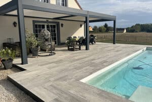Réalisation Lantana Paysage Beaune - Cornuet Paysage, aménagement de plage piscine avec terrasse en grès cérame imitation bois à Chagny (21)