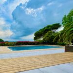 Vision rapprochée - Aménagement d’une double terrasse en pierre et bois autour d’une piscine à Sauvagnon (64230) Pyrénées-Atlantiques, Lantana La Belle Saison