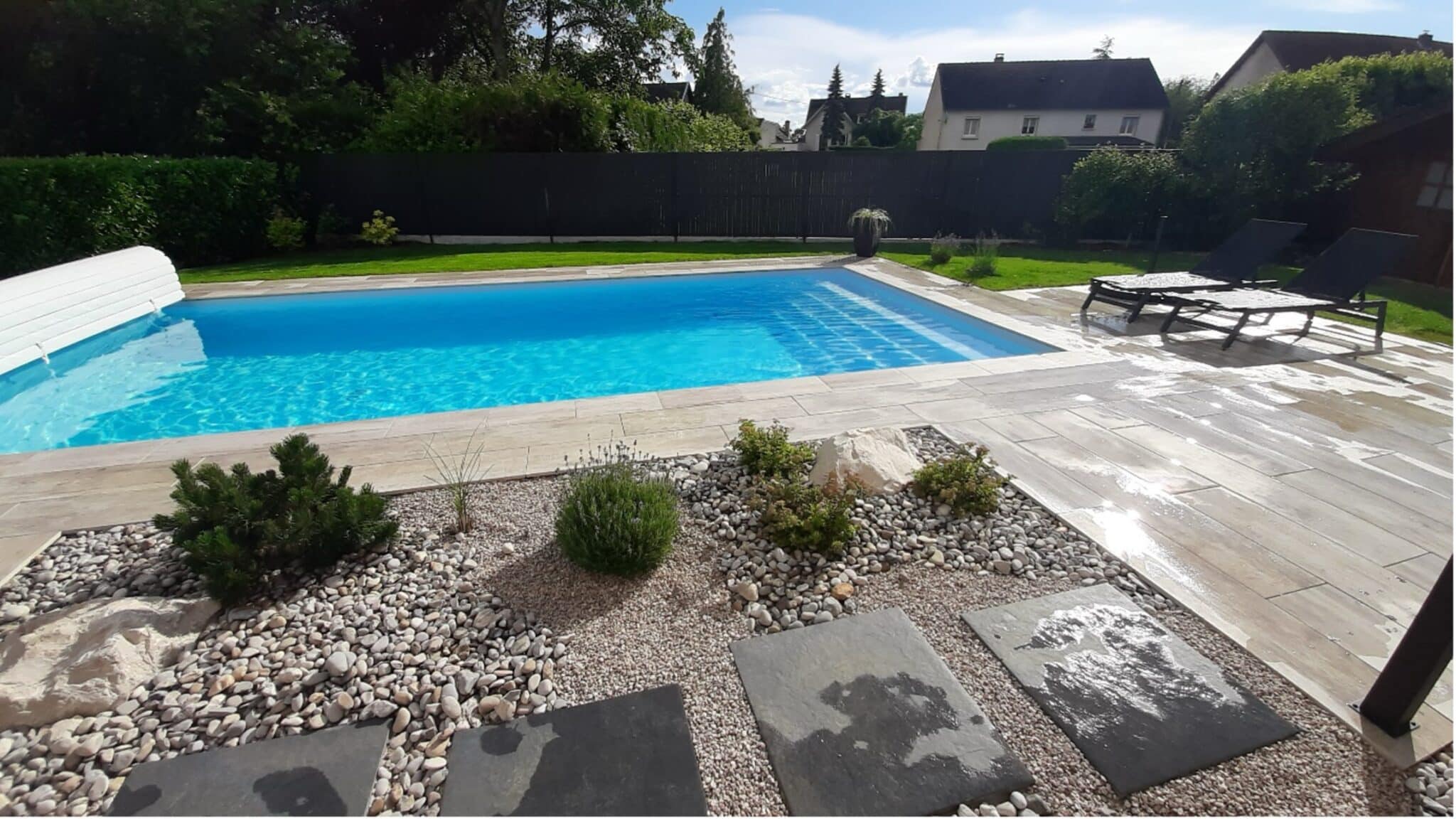 Réalisation Lantana Paysage Chalon-sur-Saône - aménagement de plage piscine avec terrasse en grès cérame imitation bois à Givry (71)