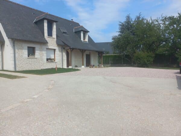 Création d'une cour, allée carrossable, plage de piscine et clôture à Fondettes, Indre-et-Loire (37) - Paysagiste Lantana Paysage Tours