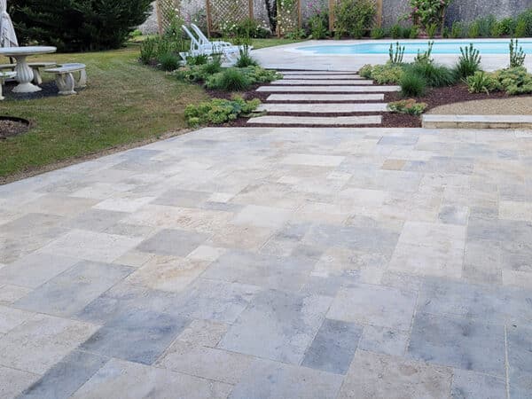 Création d’une terrasse carrelée en dalles de pierre aux abords de la piscine - Paysagiste CG Environnement Lantana à Montlouis-sur-Loire (37)
