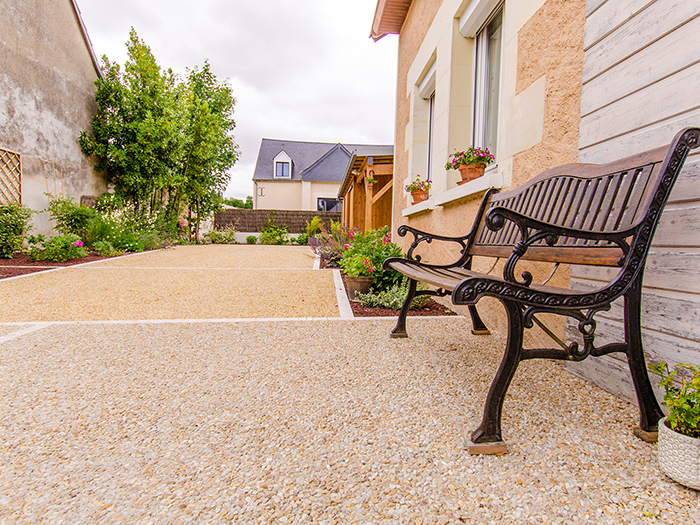 Création d’une cour en béton décor désactivé et bordures végétalisées à Montrichard (41) - Paysagiste CG Environnement Lantana