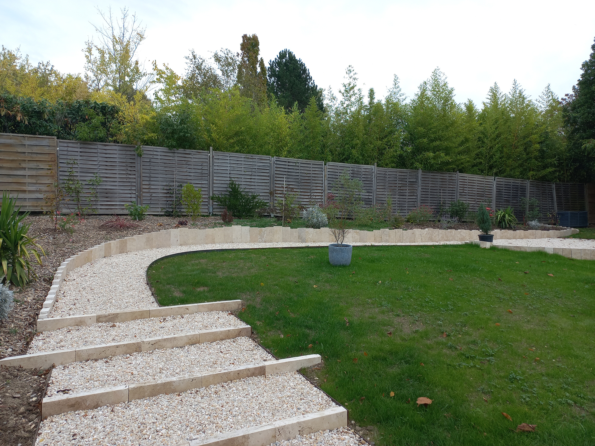 Création d'une allée de jardin en gravillons et aménagement de bordures végétales à Saint-Cyr-sur-Loire, Indre-et-Loire (37) - Paysagiste Lantana Paysage Tours