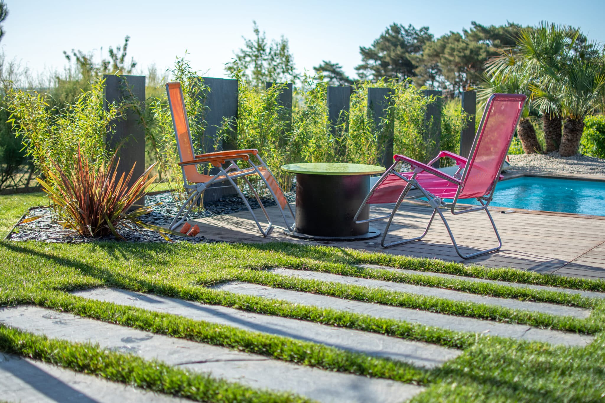 Aménagement des abords d’une piscine, terrasse carrelée et pas japonais à Châteauroux, Indre (36) - Paysagiste Lantana Paysage Gaujard Rome Châteauroux