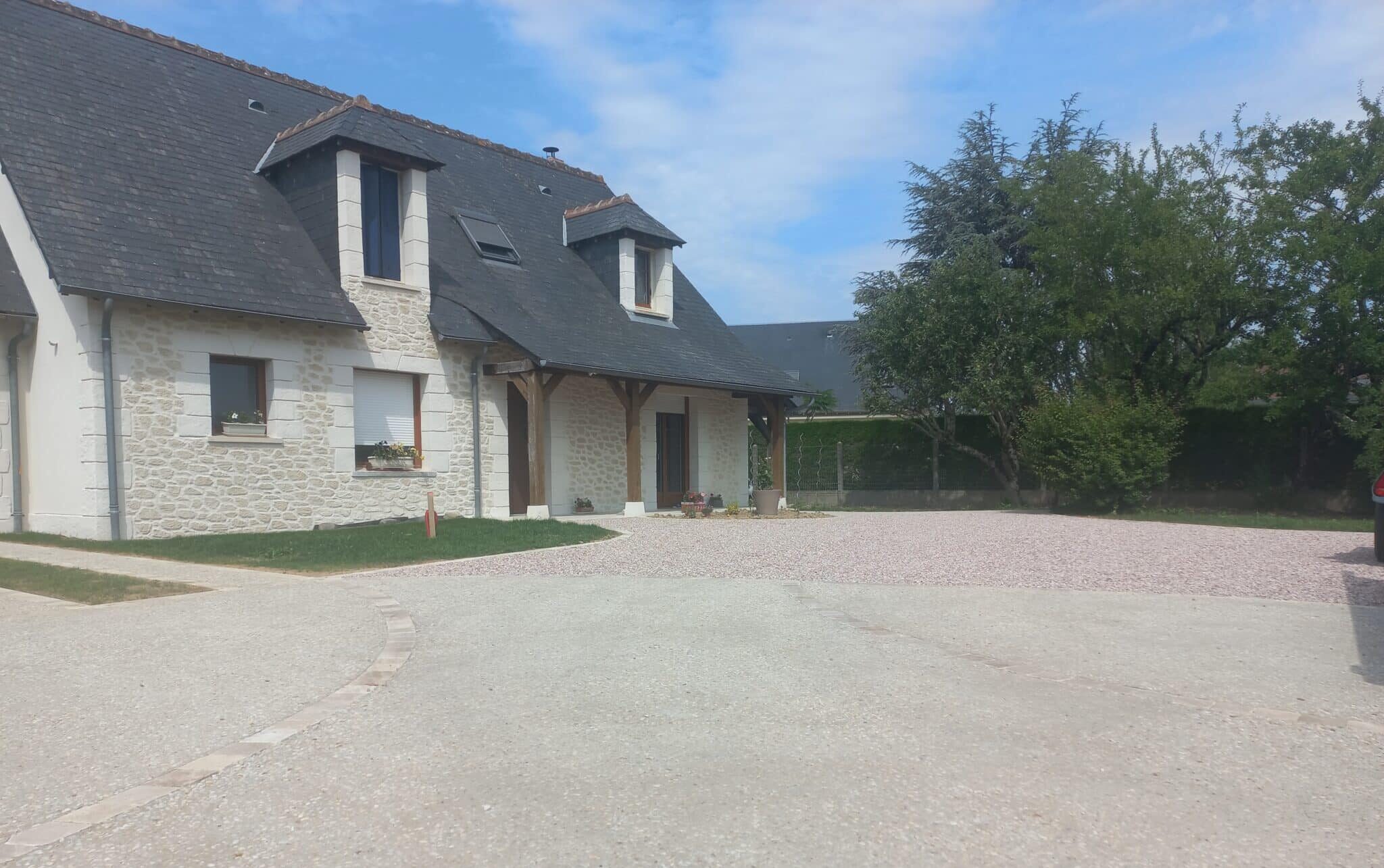 Réalisation d’une cour avec allée carrossable à Châteauroux, Indre (36) - Paysagiste Lantana Paysage Gaujard Rome Châteauroux