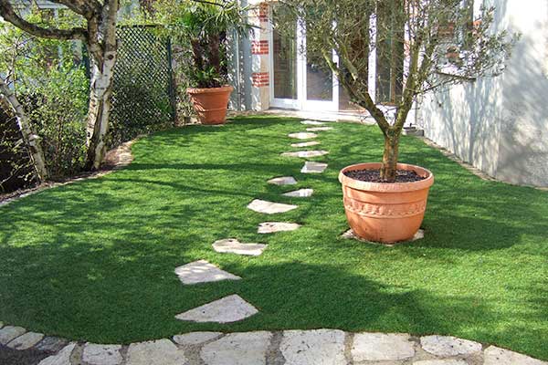 Création d’une terrasse carrelée en pierres naturelles avec chemin pavés et engazonnement - Paysagiste Lantana Jardécor - Orléans, Loiret (45)
