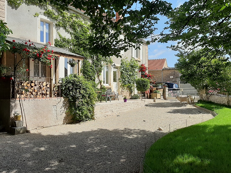 Création d’une cour et d’un jardin avec engazonnement à Semur-en-Auxois - Paysagiste Lantana ROCA Paysage - Semur-en-Auxois, Côte d’Or (21)
