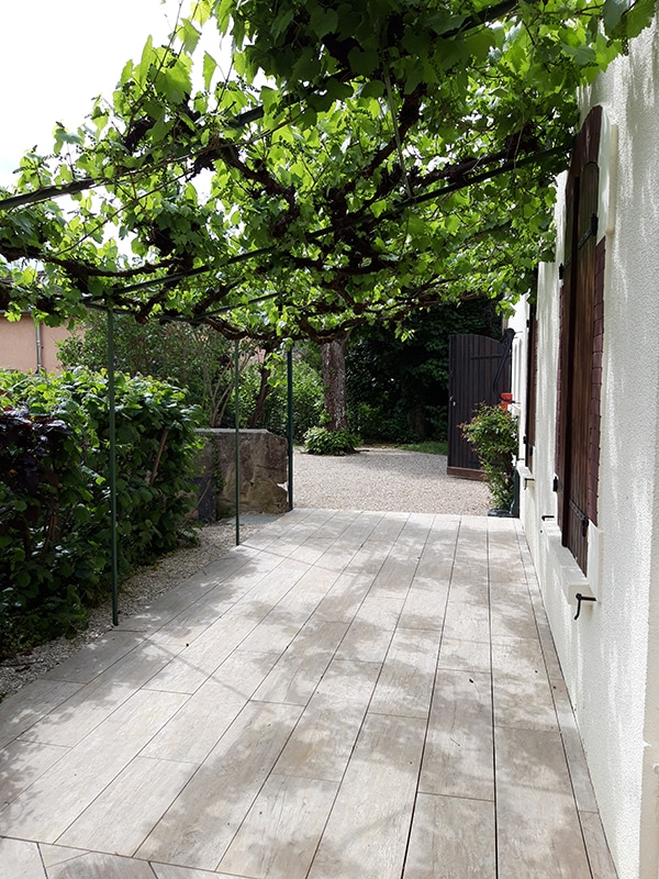 Création d’une terrasse carrelée en grès cérame imitation bois Semur-en-Auxois - Paysagiste Lantana ROCA Paysage - Semur-en-Auxois, Côte d’Or (21)