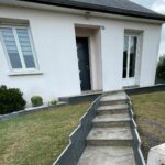 Terrasse et escalier pavage grès cérame à Fougères – Lantana Boyère Paysage à Romagné, Ille et Vilaine (35)