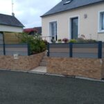 Pose de cloture Ocewood lames composites 3 couleurs et cloture béton décorative Natura à Fougères (35) – Lantana Boyère Paysage