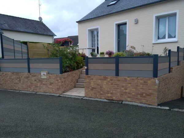 Pose de cloture Ocewood lames composites 3 couleurs et cloture béton décorative Natura à Fougères (35) – Lantana Boyère Paysage