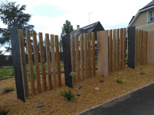 Installation de cloture et brise vue bois et ardoise à Fougères (35) – Lantana Boyère Paysage