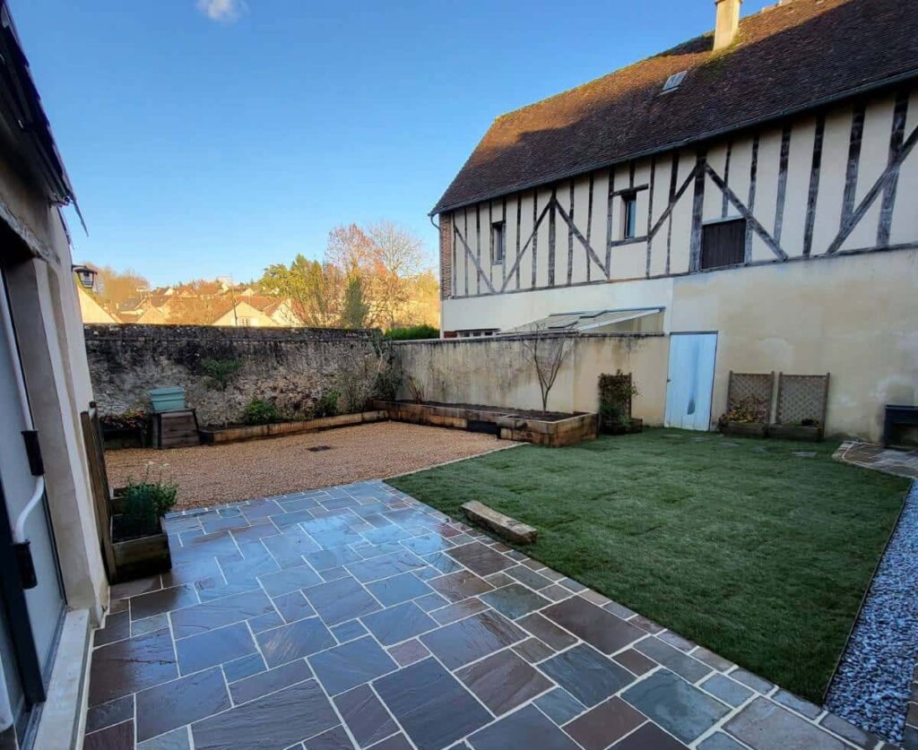 Réalisation de Pavage et dallage grès à Alençon, Lantana Perche Paysage près de Mortagne au Perche dans l'Orne (61) Réalisation de Pavage et dallage grès à Alençon, Lantana Perche Paysage près de Mortagne au Perche dans l'Orne (61)