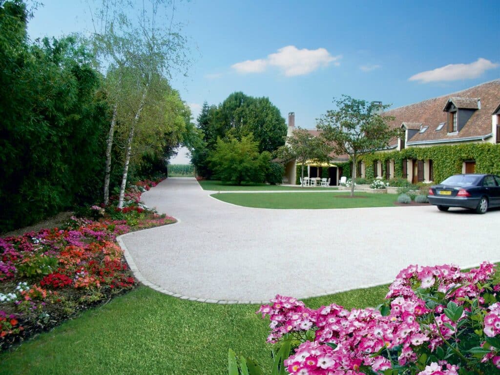 allée allée soignée dans un jardin et bardée de fleurs