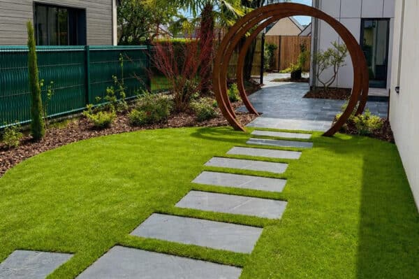 jardin avec des pas japonais dans l'herbe menant à une terrasse