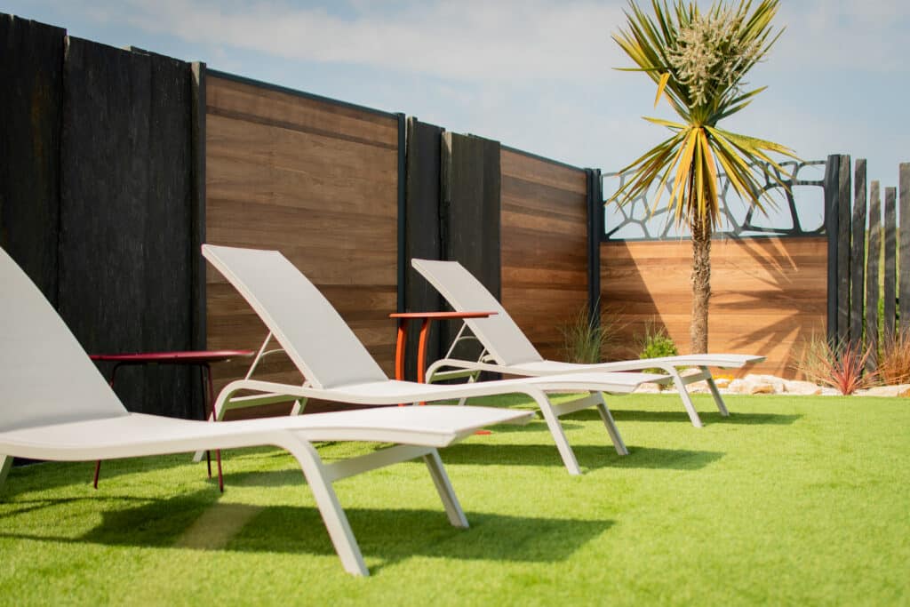 transats alignés dans un jardin impeccable
