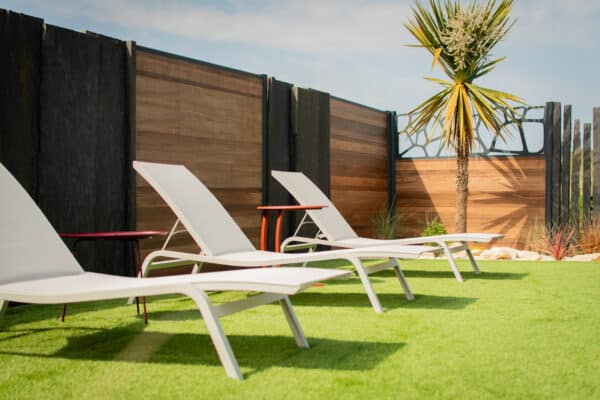 transats alignés dans un jardin impeccable