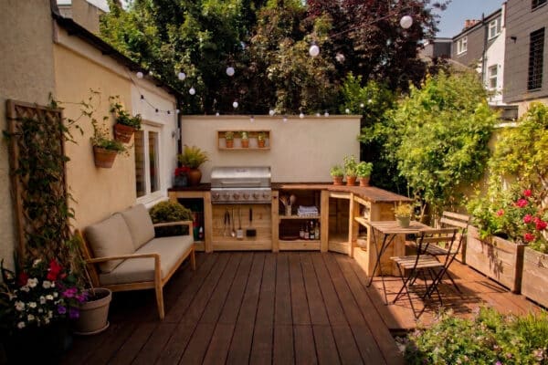 Coin barbecue aménagé sur une terrasse en bois