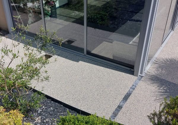 coin extérieur de véranda avec du béton drainant tout autour