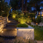 jardin avec escaliers de nuit et éclairé