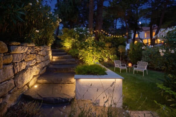 jardin avec escaliers de nuit et &eacute;clair&eacute;
