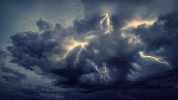 nuage d'orage avec des éclairs