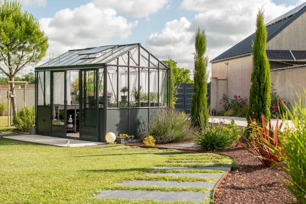 Jardin entretenus avec des plantes et une serre