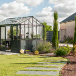 Jardin entretenus avec des plantes et une serre