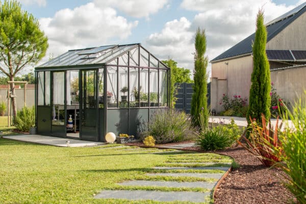 Jardin entretenus avec des plantes et une serre